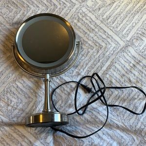 Lighted magnifying mirror